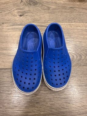 Native Kids Jefferson Slip-On Clogs in Royal Blue